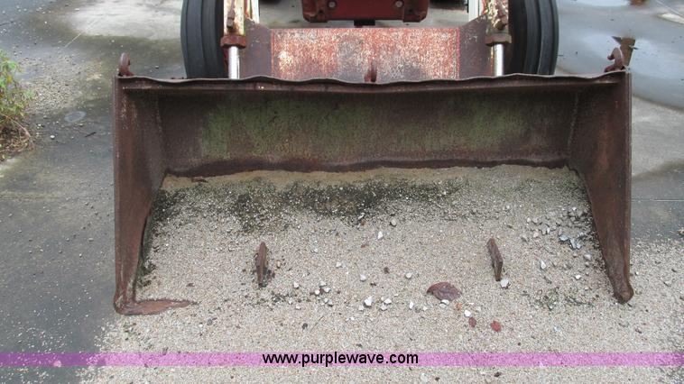 image for item L5257 1972 International 574 tractor