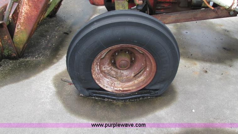 image for item L5257 1972 International 574 tractor