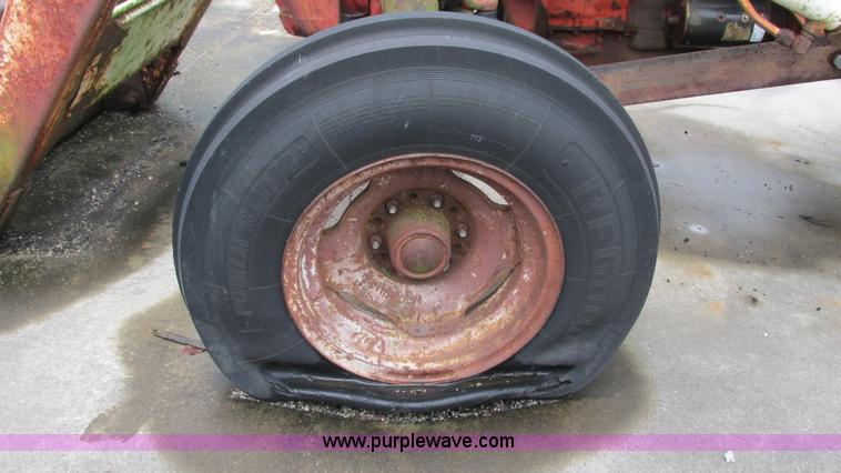 image for item L5257 1972 International 574 tractor