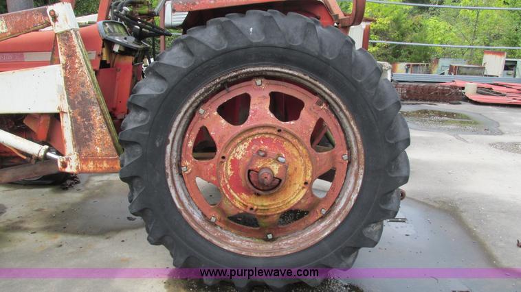 image for item L5257 1972 International 574 tractor