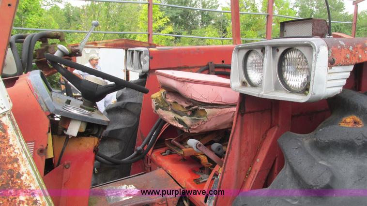 image for item L5257 1972 International 574 tractor