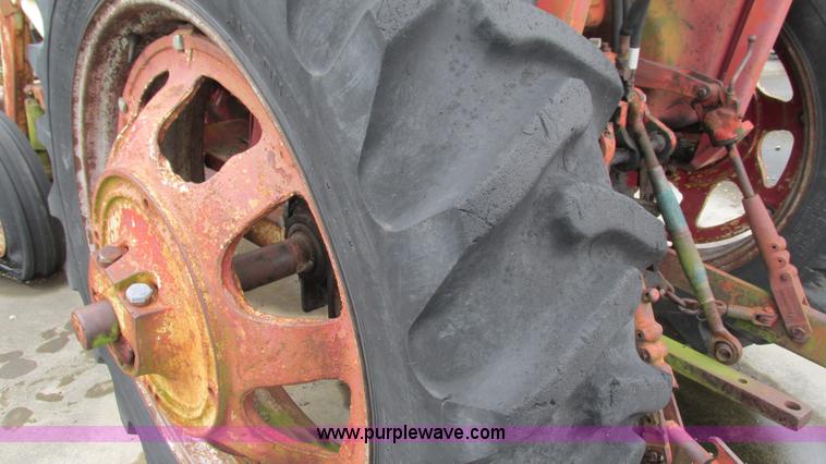 image for item L5257 1972 International 574 tractor