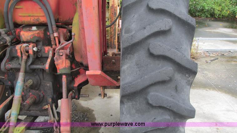 image for item L5257 1972 International 574 tractor