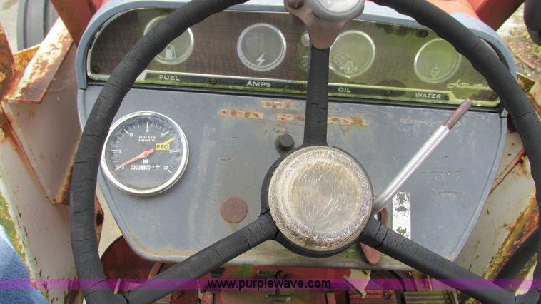 image for item L5257 1972 International 574 tractor
