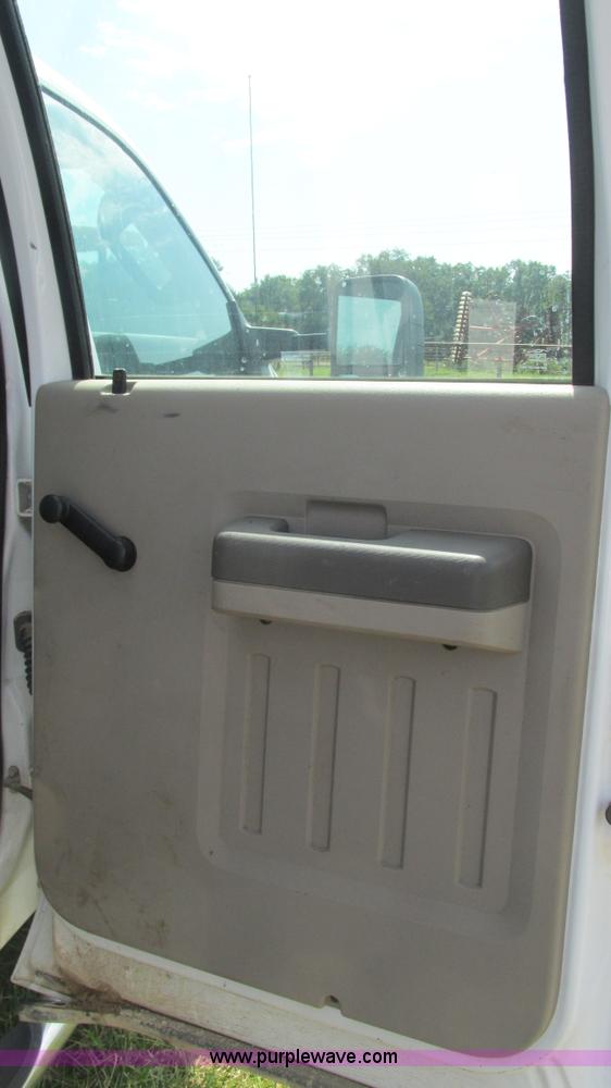 image for item L5259 2008 Ford F350 Super Duty Crew Cab flatbed pickup truck