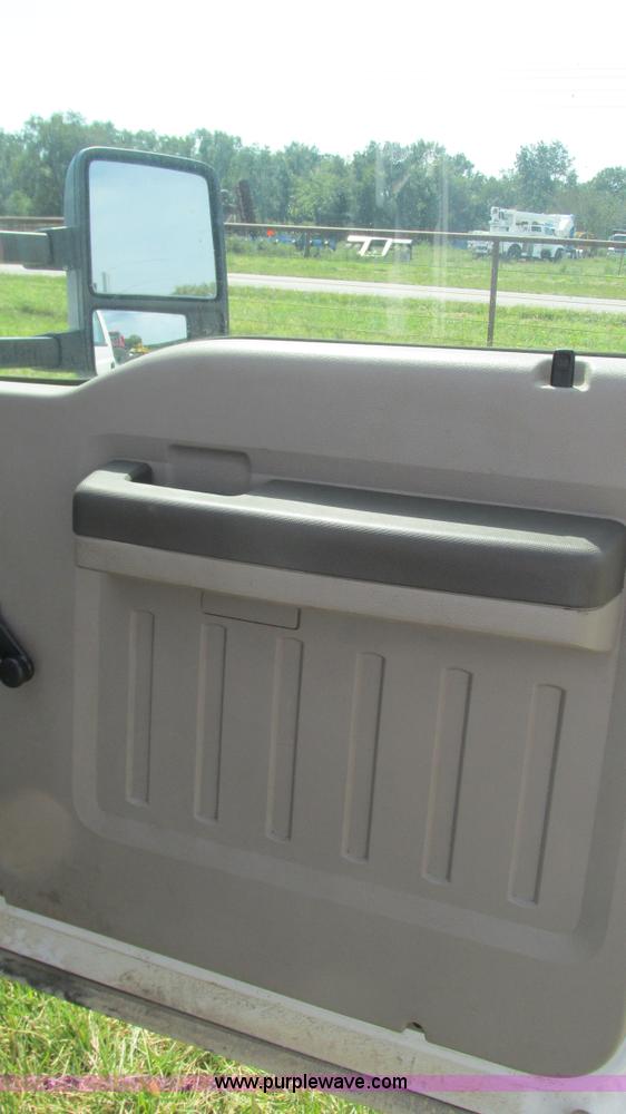 image for item L5259 2008 Ford F350 Super Duty Crew Cab flatbed pickup truck