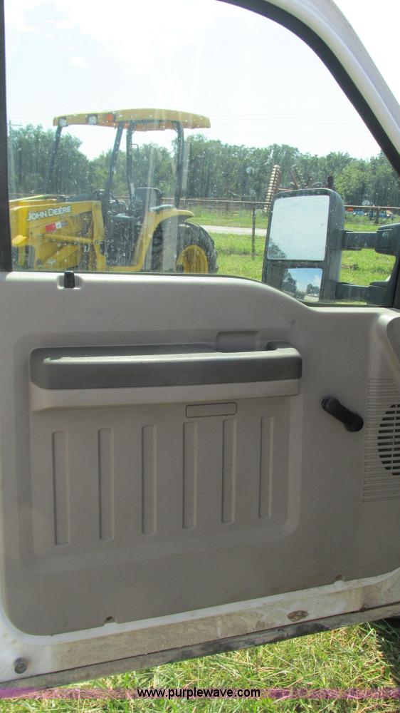 image for item L5259 2008 Ford F350 Super Duty Crew Cab flatbed pickup truck