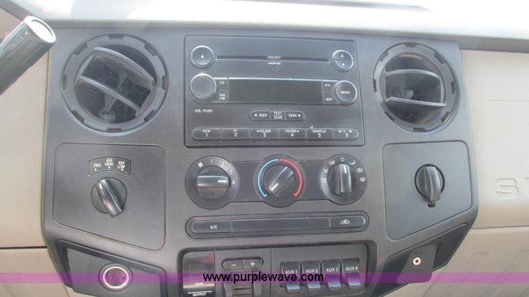 image for item L5259 2008 Ford F350 Super Duty Crew Cab flatbed pickup truck