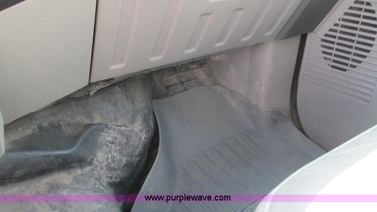 image for item L5259 2008 Ford F350 Super Duty Crew Cab flatbed pickup truck