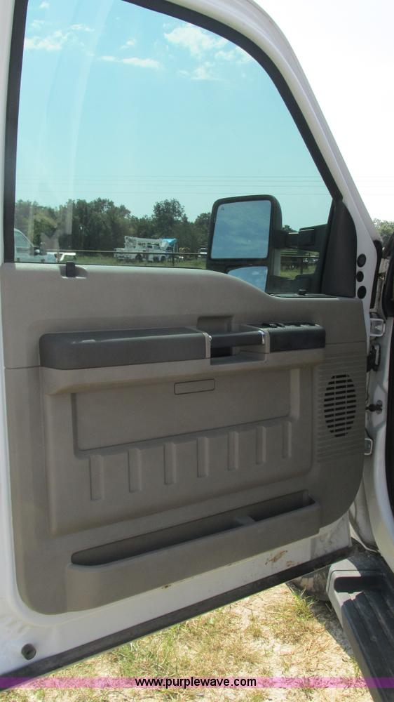 image for item L5260 2008 Ford F350 Super Duty Crew Cab pickup truck