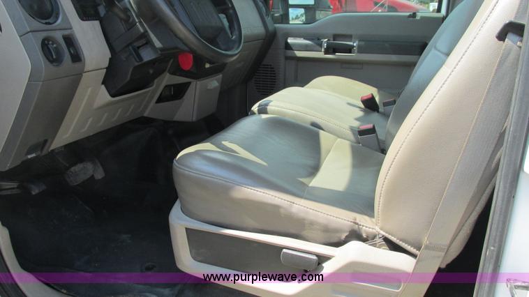 image for item L5260 2008 Ford F350 Super Duty Crew Cab pickup truck