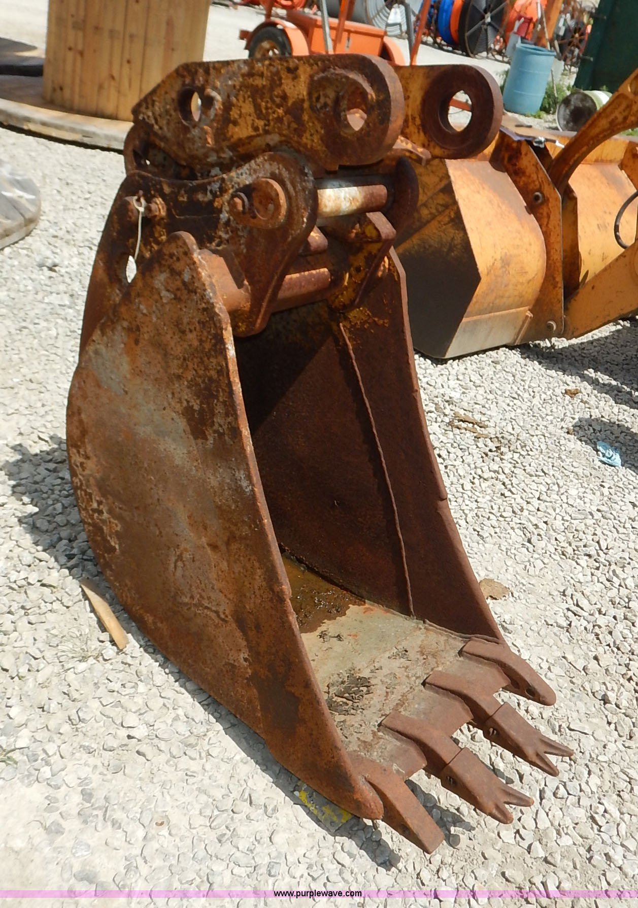 John Deere backhoe bucket in Olathe, KS Item J6492 sold Purple Wave