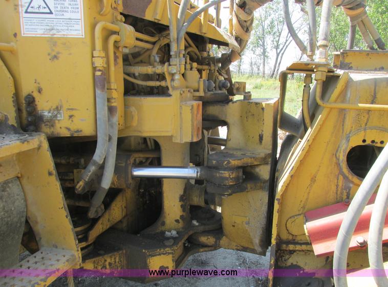 image for item A8855 1998 Caterpillar D350E haul truck