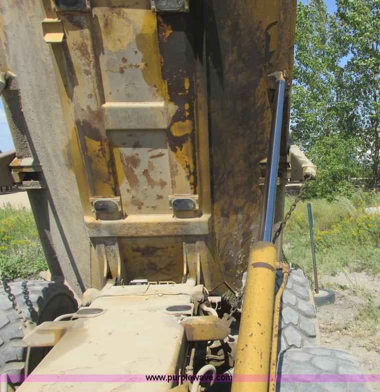 image for item A8855 1998 Caterpillar D350E haul truck
