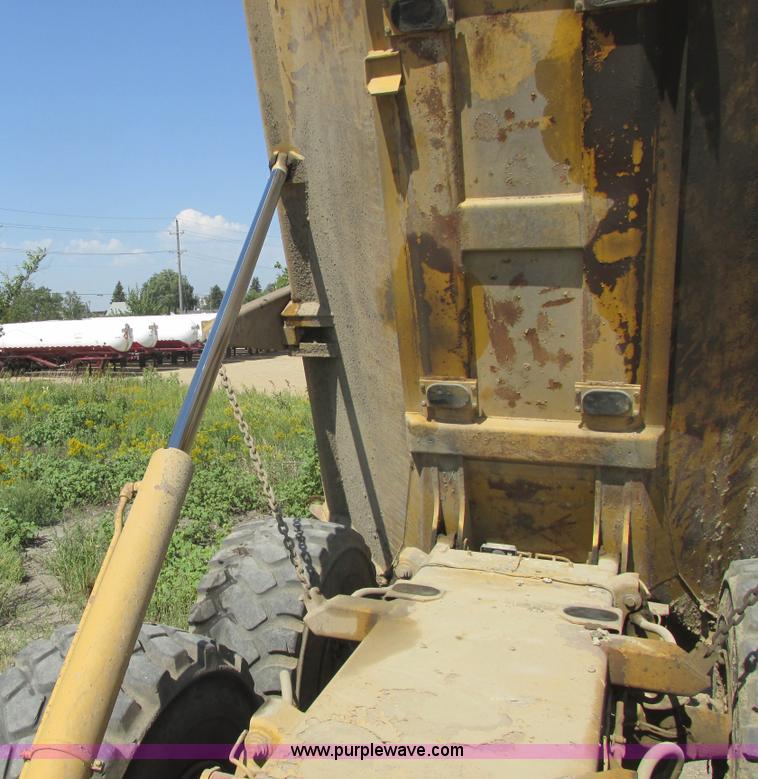 image for item A8855 1998 Caterpillar D350E haul truck