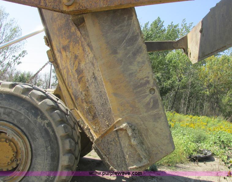 image for item A8855 1998 Caterpillar D350E haul truck