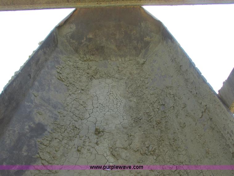 image for item A8855 1998 Caterpillar D350E haul truck