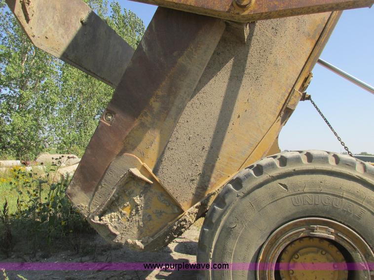 image for item A8855 1998 Caterpillar D350E haul truck