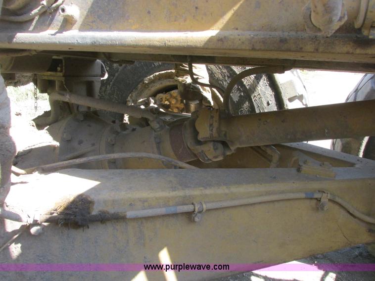 image for item A8855 1998 Caterpillar D350E haul truck