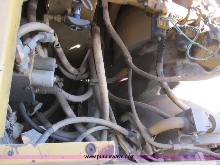 image for item A8855 1998 Caterpillar D350E haul truck