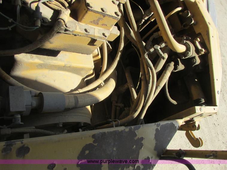 image for item A8855 1998 Caterpillar D350E haul truck