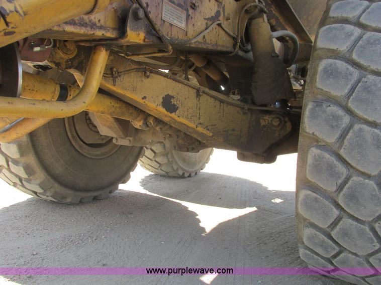 image for item A8855 1998 Caterpillar D350E haul truck