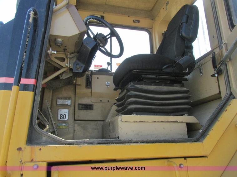 image for item A8855 1998 Caterpillar D350E haul truck