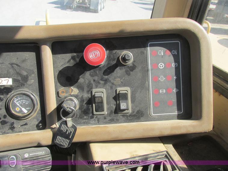 image for item A8855 1998 Caterpillar D350E haul truck