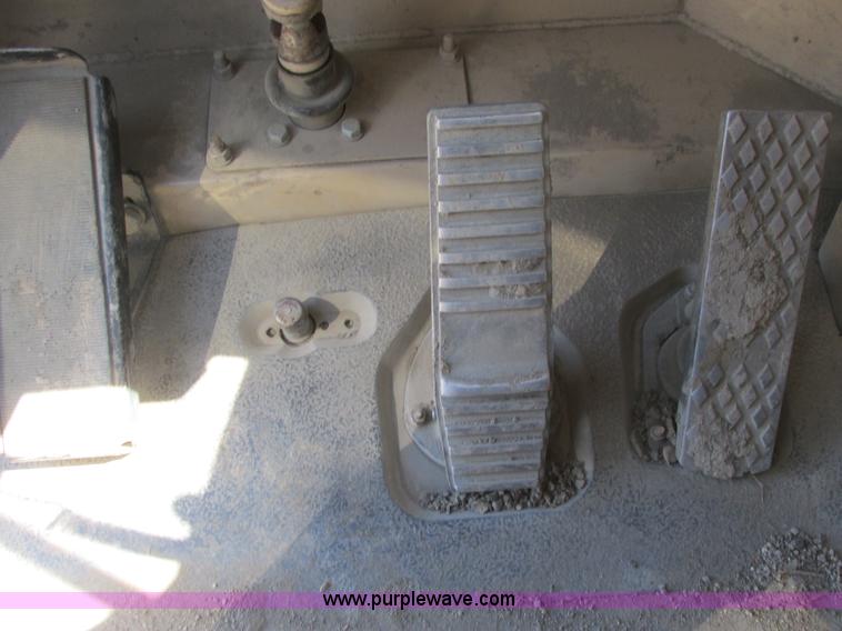 image for item A8855 1998 Caterpillar D350E haul truck