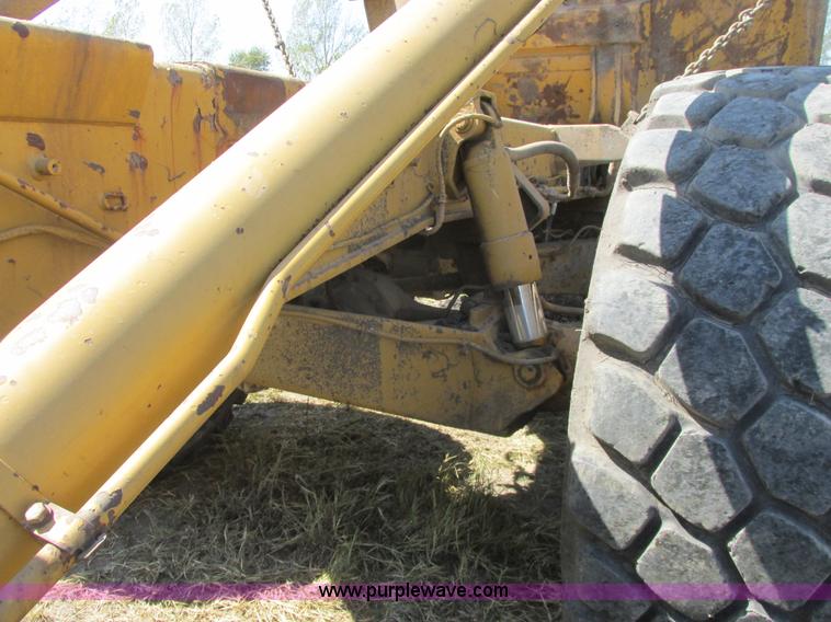 image for item A8856 1998 Caterpillar D350E haul truck