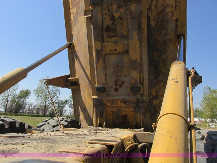 image for item A8856 1998 Caterpillar D350E haul truck