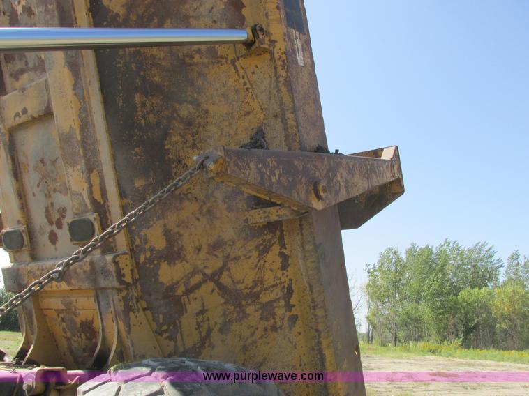 image for item A8856 1998 Caterpillar D350E haul truck