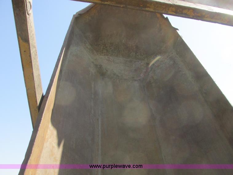 image for item A8856 1998 Caterpillar D350E haul truck