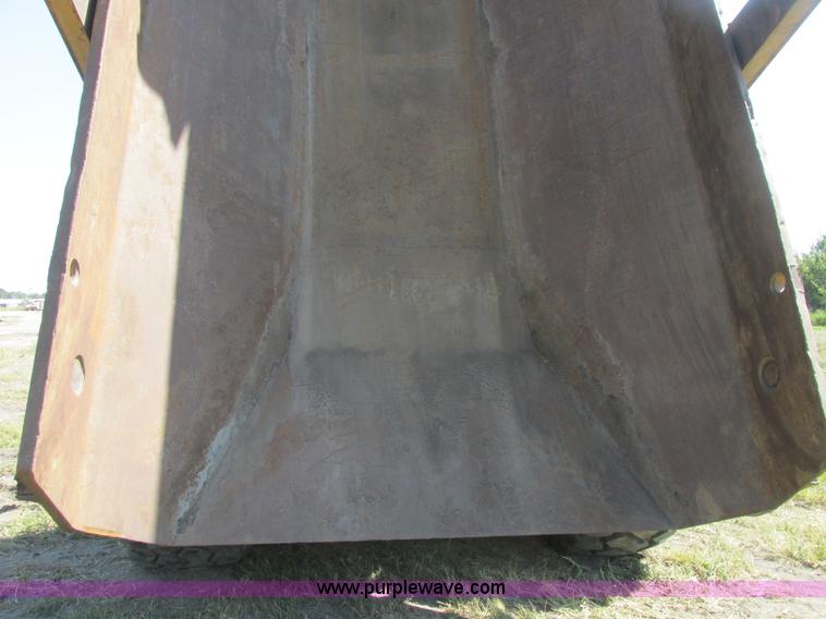 image for item A8856 1998 Caterpillar D350E haul truck