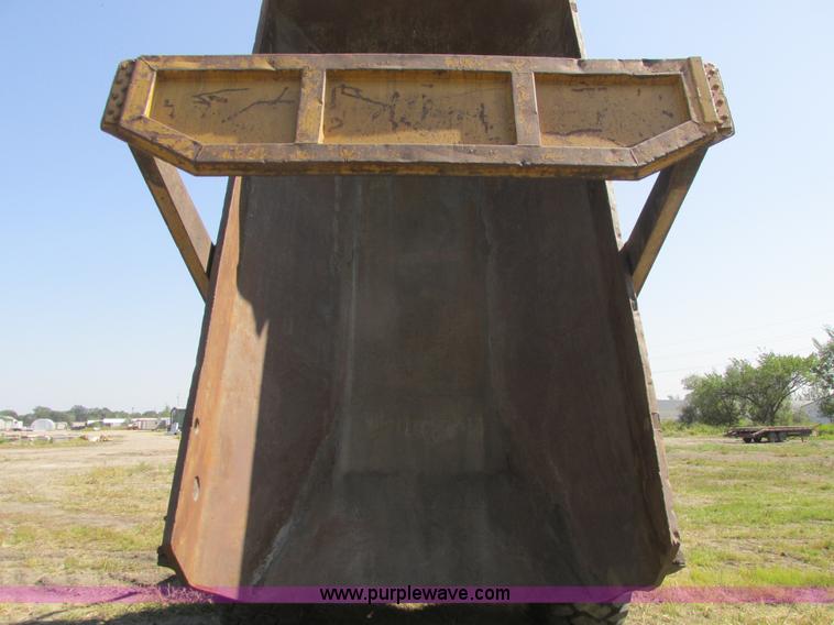 image for item A8856 1998 Caterpillar D350E haul truck