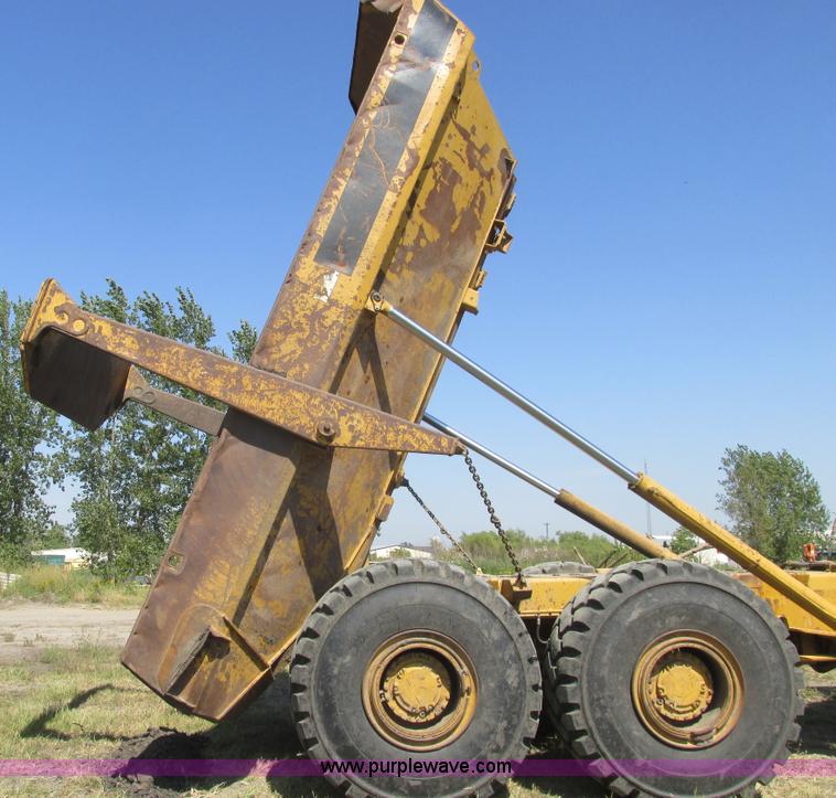 image for item A8856 1998 Caterpillar D350E haul truck