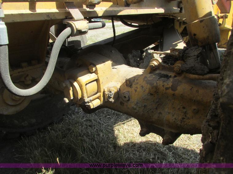 image for item A8856 1998 Caterpillar D350E haul truck