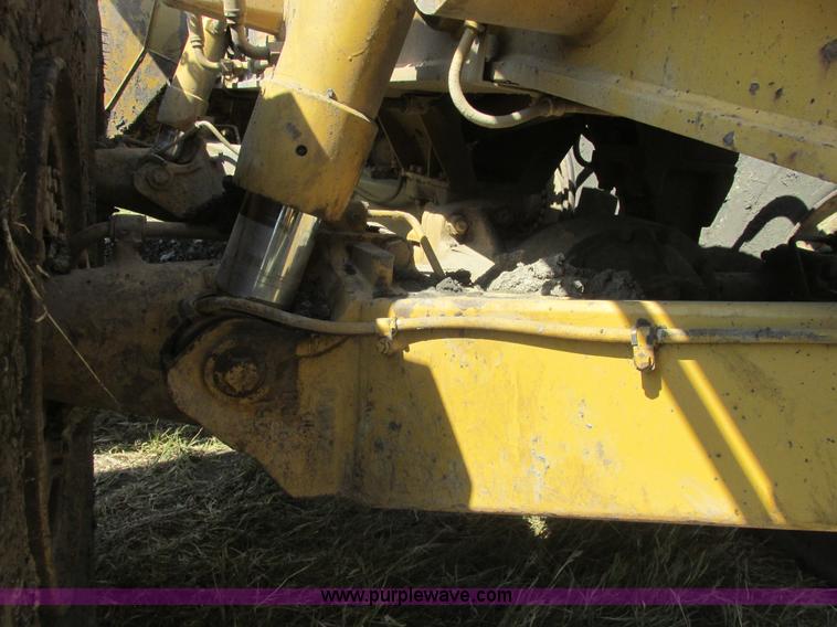 image for item A8856 1998 Caterpillar D350E haul truck