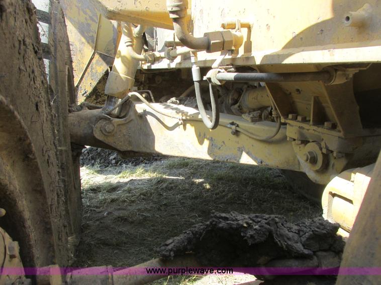 image for item A8856 1998 Caterpillar D350E haul truck