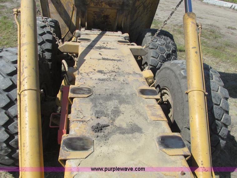 image for item A8856 1998 Caterpillar D350E haul truck