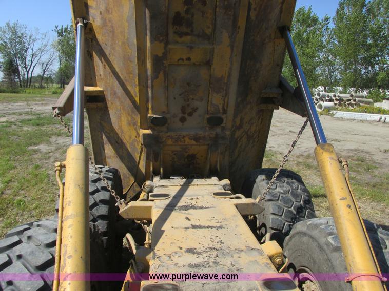 image for item A8856 1998 Caterpillar D350E haul truck