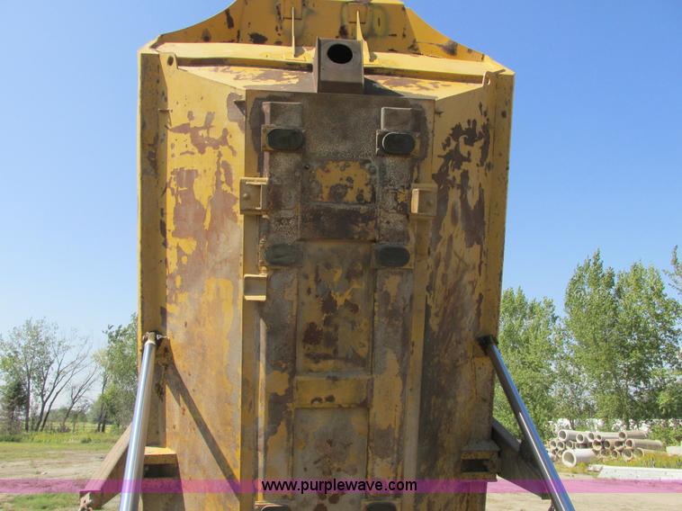 image for item A8856 1998 Caterpillar D350E haul truck