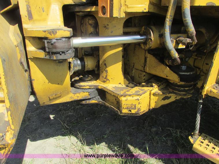 image for item A8856 1998 Caterpillar D350E haul truck