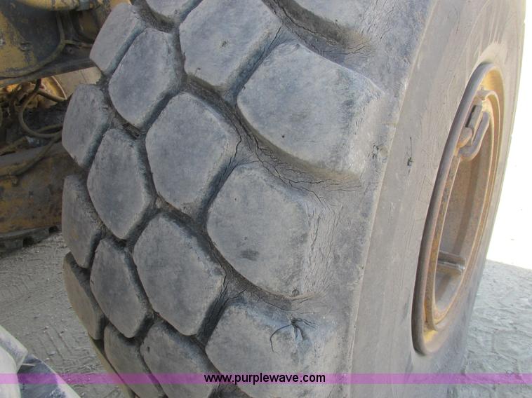 image for item A8856 1998 Caterpillar D350E haul truck