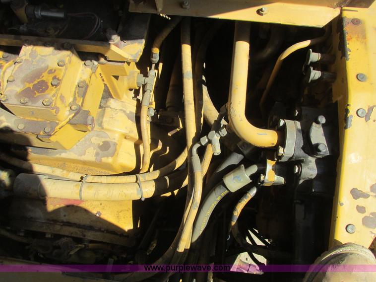 image for item A8856 1998 Caterpillar D350E haul truck