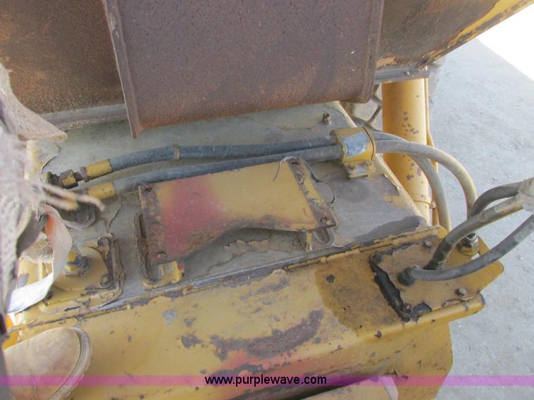 image for item A8856 1998 Caterpillar D350E haul truck