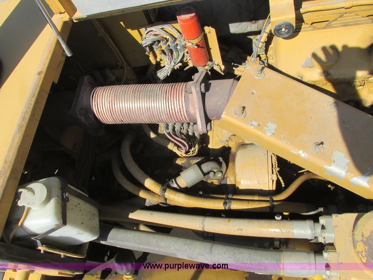 image for item A8856 1998 Caterpillar D350E haul truck