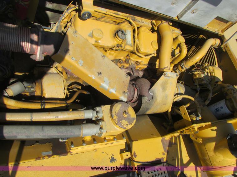 image for item A8856 1998 Caterpillar D350E haul truck