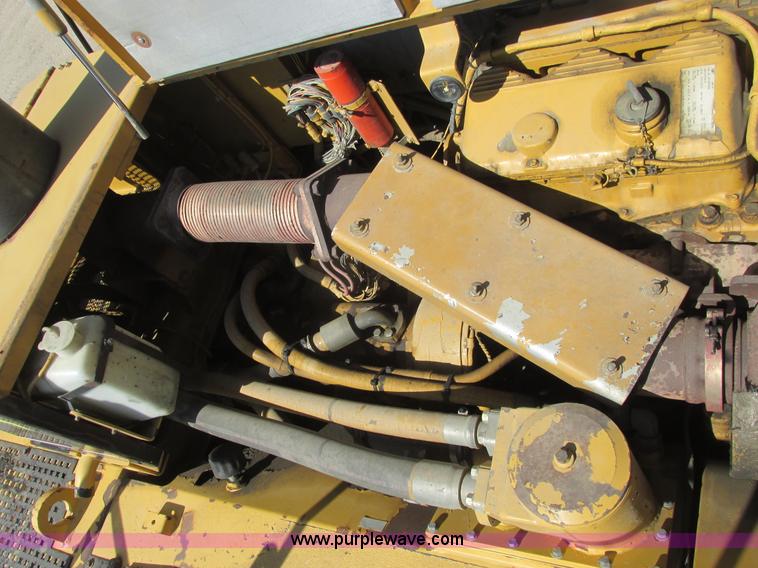 image for item A8856 1998 Caterpillar D350E haul truck