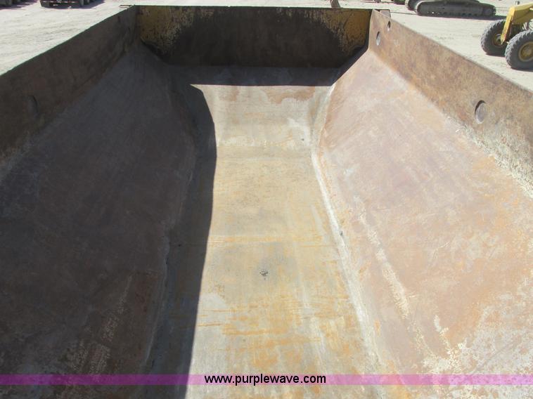 image for item A8856 1998 Caterpillar D350E haul truck